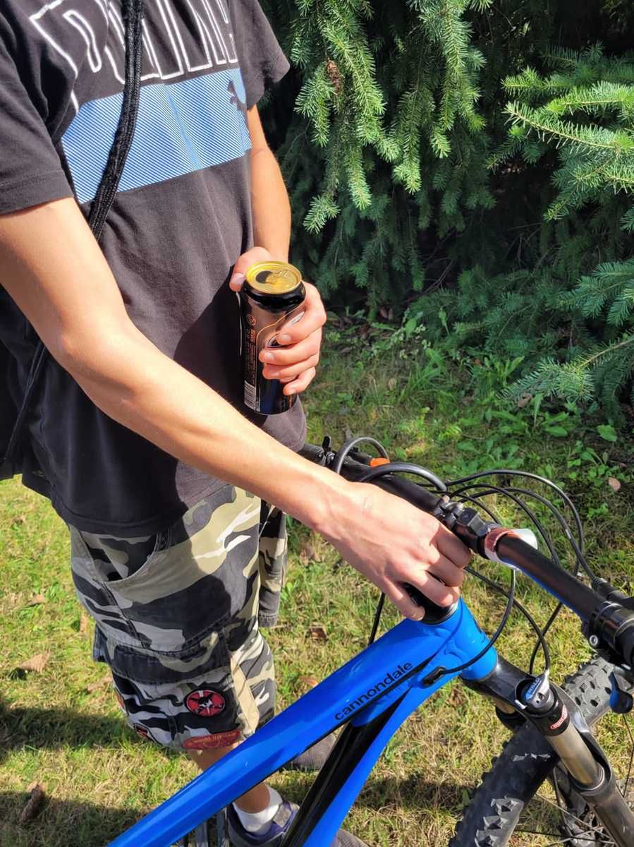 Pił piwo jadąc na rowerze