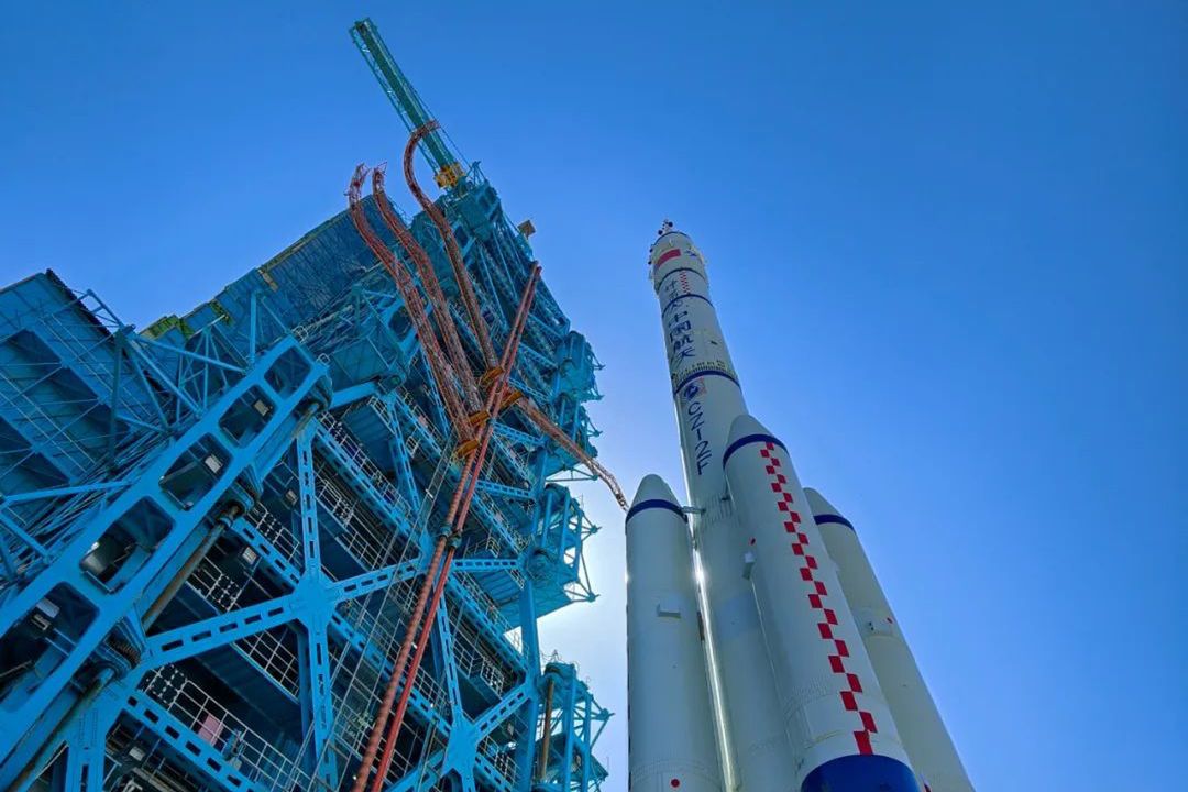 Chińska rakieta Shenzhou 14 gotowa do startu. Szykowali się na to od miesięcy 