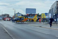 Chorzów. Helikopter LPR lądował w centrum miasta, wyłączone ulice. Zasłabła kobieta