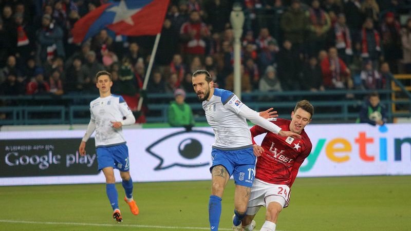 WP SportoweFakty / Nikola Vujadinović / Na zdjęciu: Nikola Vujadinović (w białej koszulce)