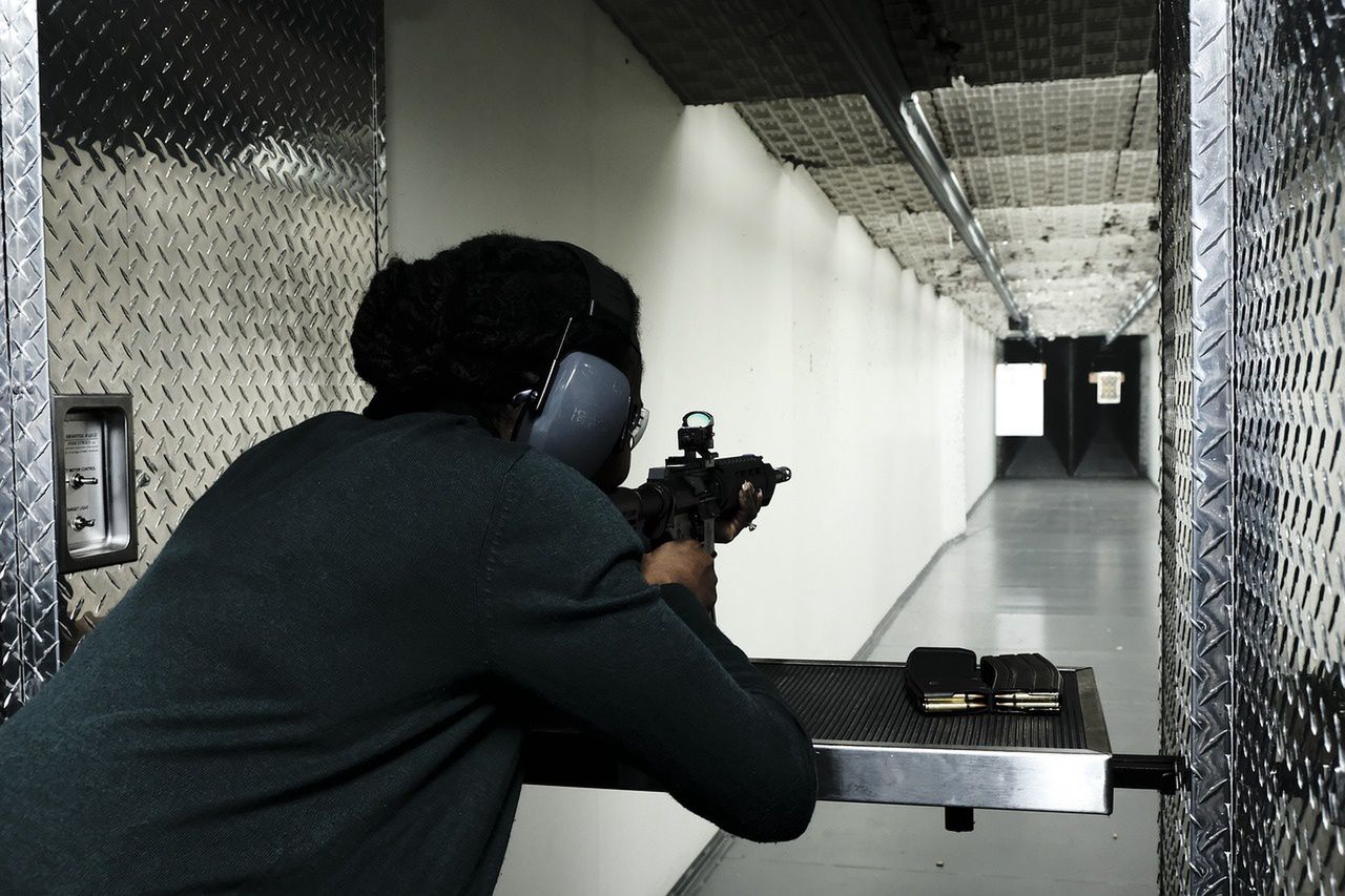 MEN nie rezygnuje z nauki strzelania w szkołach. Pomysł Czarnka będzie rozwijany