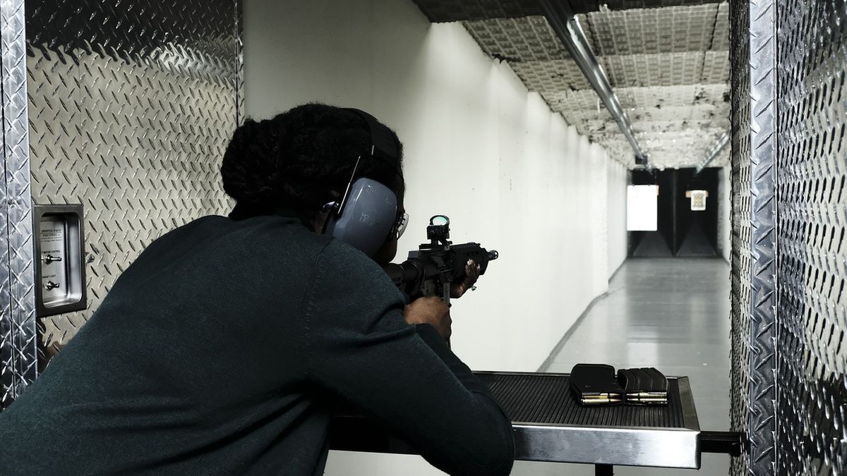 Pomysł byłego ministra edukacji Przemysława Czarnka na “strzelnicę plus” ma być kontynuowany