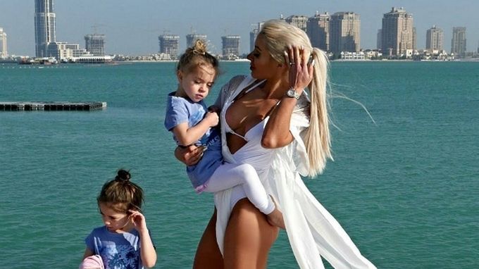 Kobieta inspiruje inne matki do aktywności fizycznej z dziećmi