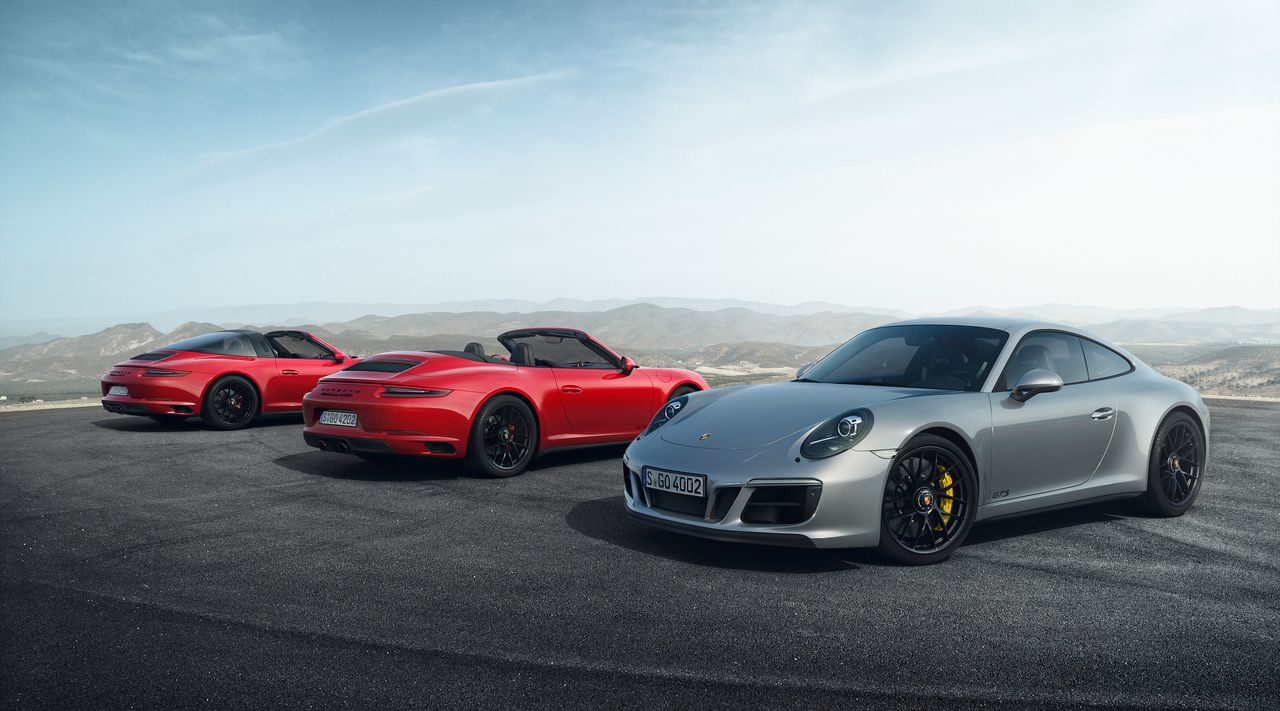 Rodzina 911 Carrera GTS i 4 GTS, w skład której wchodzą wersje nadwoziowe Coupé, Cabriolet i Targa, jest najmocniejszą przed wyczynową specyfikacją GT3. Moc silnika z doładowaniem wzrasta do 450 KM, czyli o 30 KM w stosunku do Carrery S oraz 20 KM do GTS poprzedniej generacji, jeszcze z jednostką wolnossącą. Nowe GTS będzie oferowane z manualną skrzynią biegów z siedmioma przełożeniami lub automatyczną PDK.