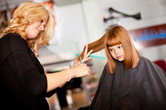 Ubiorą kilkulatkę w buciki na obcasie i zafarbują jej włosy na fioletowo. Fryzjerzy i styliści dziecięcy to rozsądni ludzie, ale nic nie poradzą na to, że "klient ich pan"