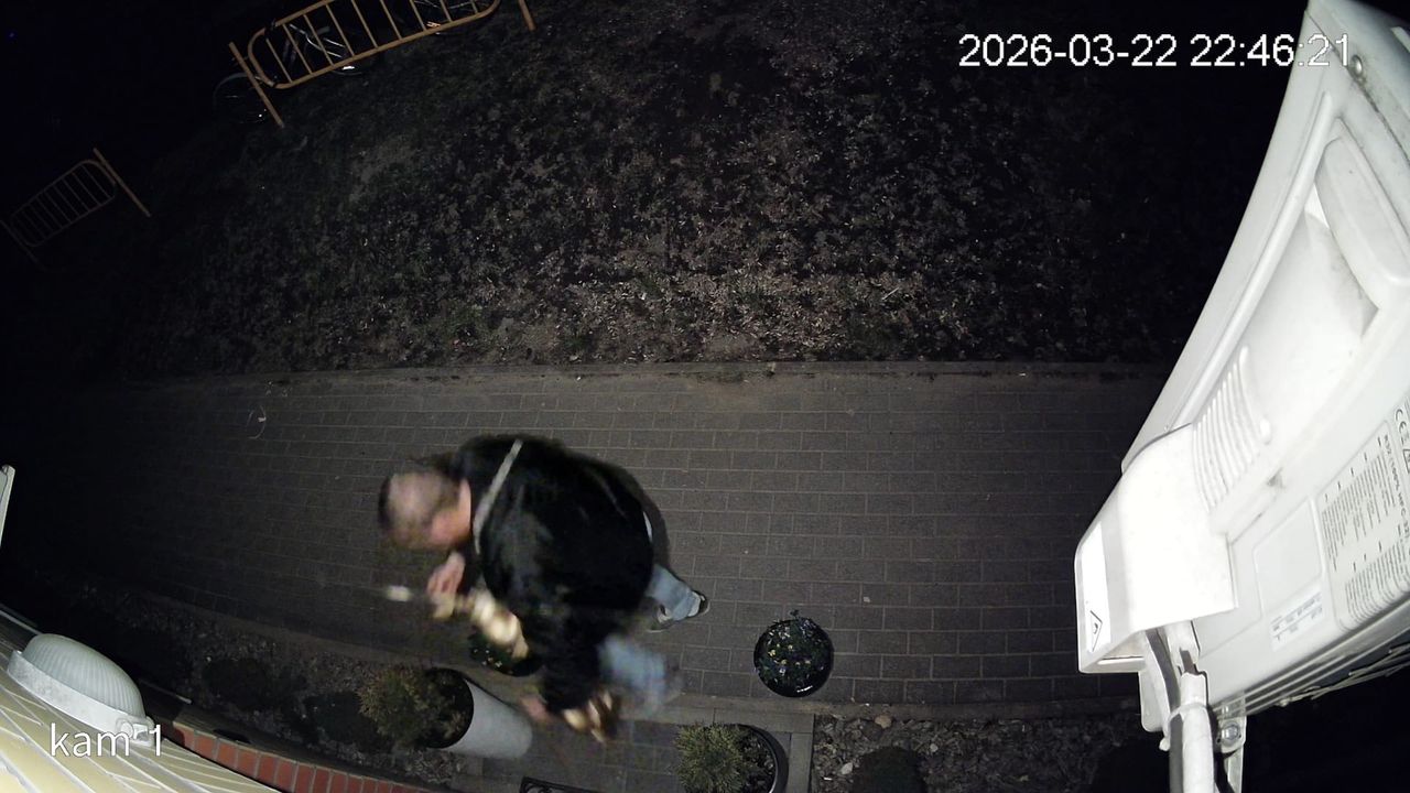 Mężczyzna nagrany pod salonem urody. "Wstydu ludziom brak"