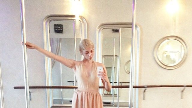 Artystka zyskała 90 tysięcy obserwujących na Instagramie, uzurpując rozrzutne życie 1