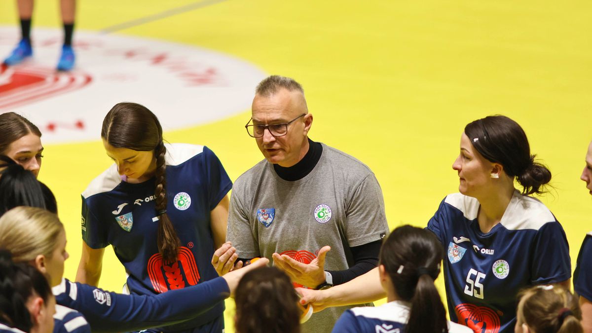 Materiały prasowe / Orlen Superliga Kobiet / Młyny Stoisław Koszalin / Na zdjęciu: Krzysztof Przybylski z drużyną