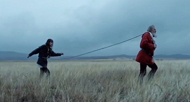 Dziadek Mróz torturując matkę w nowej reklamie Credit Bank of Moscow