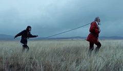 Dziadek Mróz torturując matkę w nowej reklamie Credit Bank of Moscow