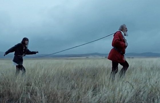 Dziadek Mróz torturując matkę w nowej reklamie Credit Bank of Moscow