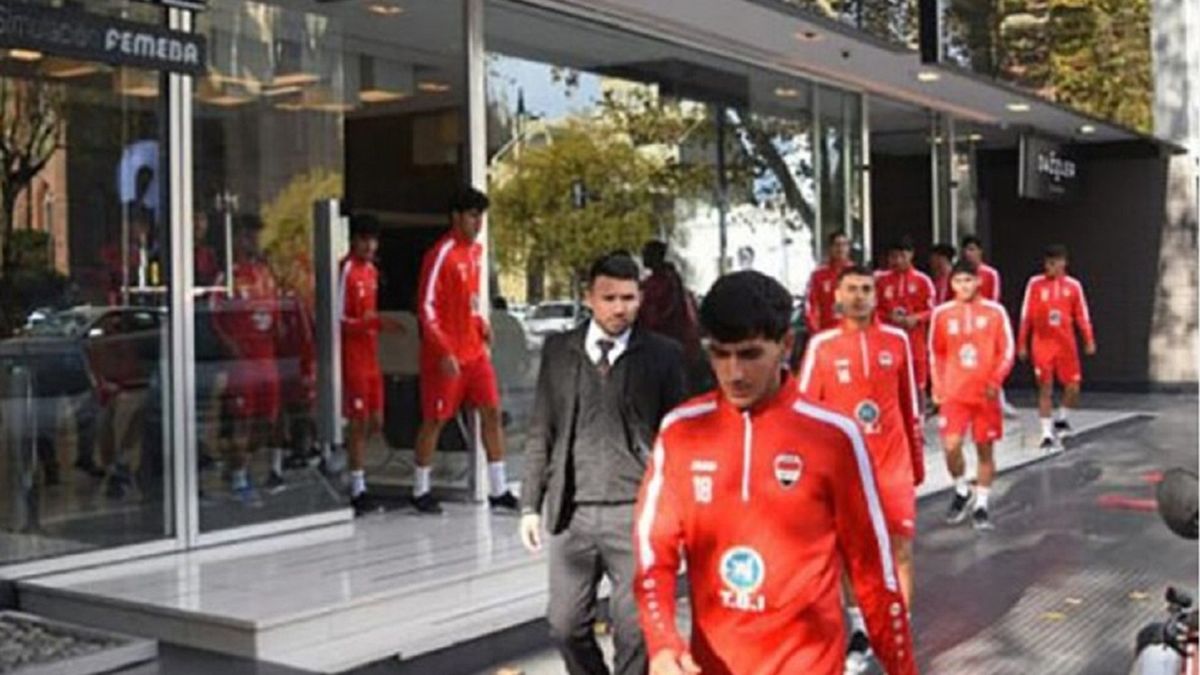 Piłkarze Iraku przed hotelem na MŚ U20