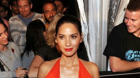 Kusząca aktorka na czerwonym dywanie