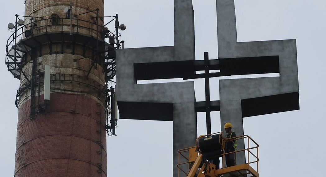 Katowice. Z pomnika przy kopalni Wujek zniknął drewniany krzyż. Dlaczego?