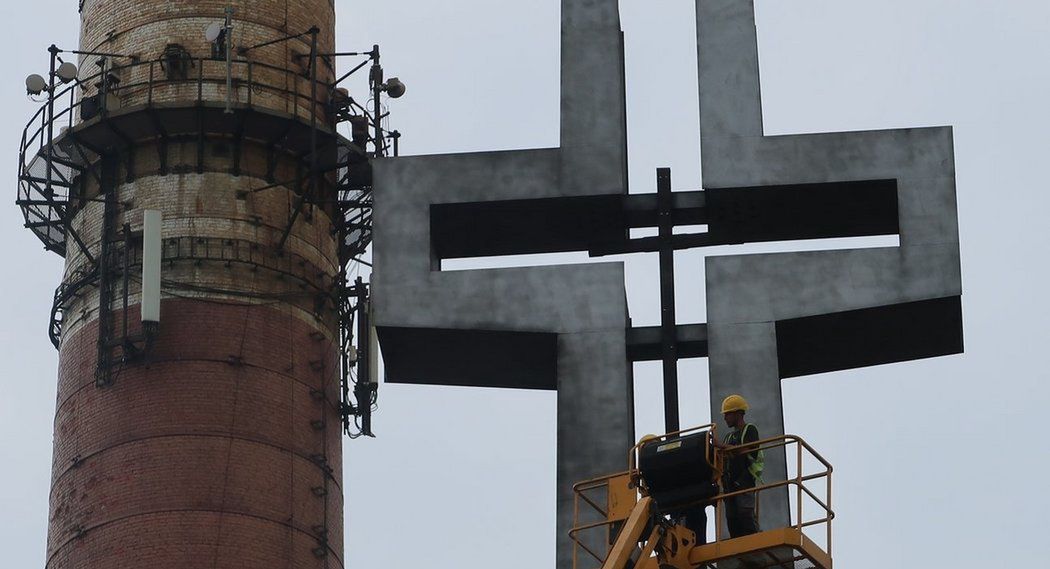 Katowice. Zdemontowano drewniany krzyż w pomniku przy kopalni Wujek.