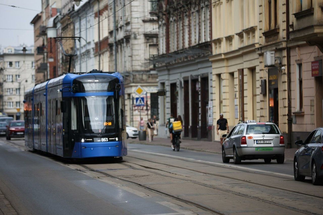 Kraków: Na Starowiślnej szyna przebiła się przez podłogę tramwaju. "Czy podróżowanie komunikacją miejską jest jeszcze bezpieczne?"