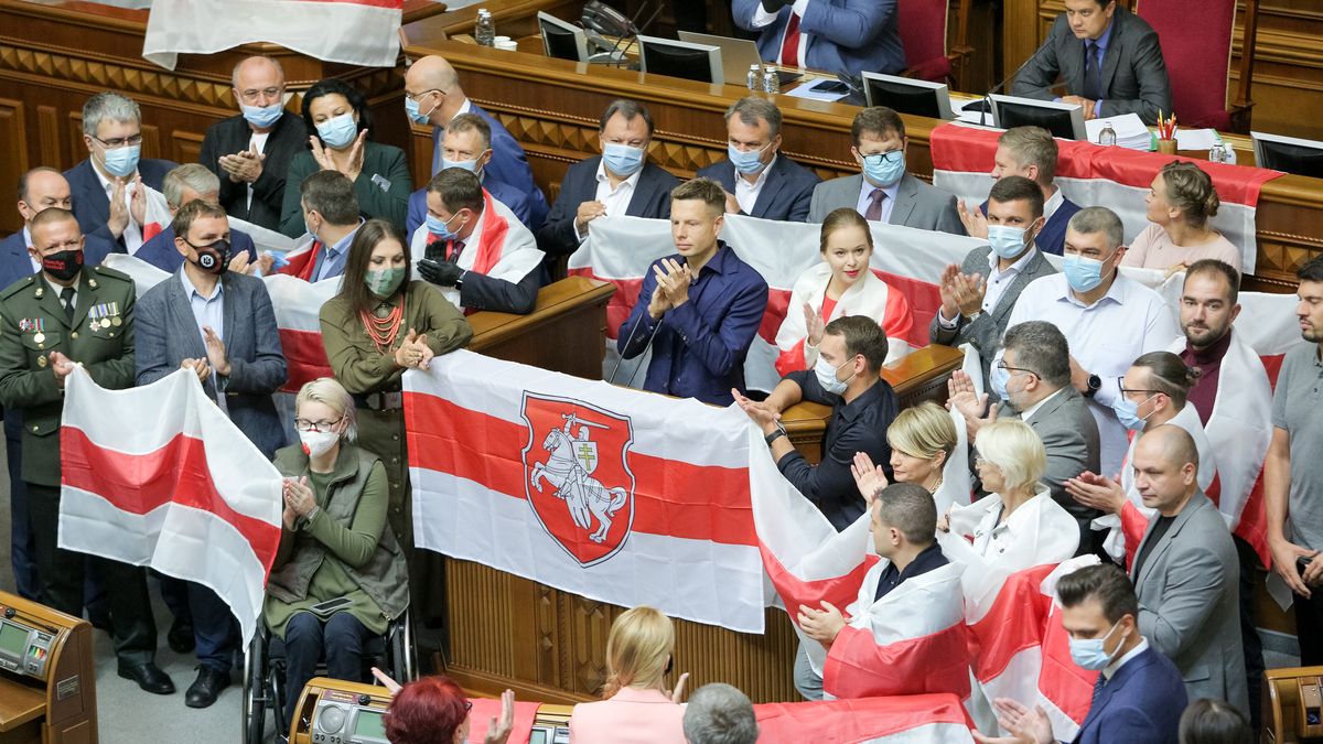Członkowie ukraińskiego parlamentu w geście poparcia dla Białorusi, wrzesień 2020 roku 