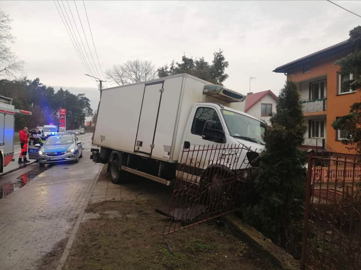 Zasłabł i wjechał w ogrodzenie. 54-latek zmarł na miejscu