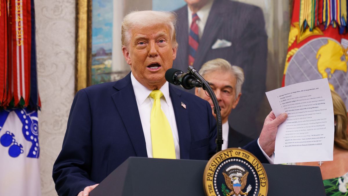 US President Donald Trump speaks during the swearing in ceremony of Mehmet Oz as Administrator of the Centers for Medicare and Medicaid Services in the Oval Office at the White House in Washington, DC, USA, 18 April 2025. EPA/WILL OLIVER / POOL Dostawca: PAP/EPA.