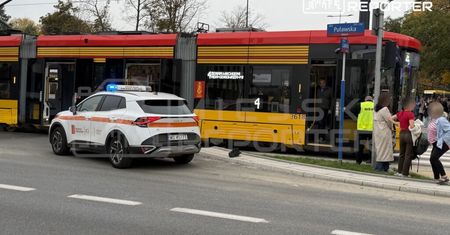 Warszawa: Pijany upadł i uderzył głową o krawężnik. Wstrzymano ruch tramwajów