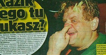 Kazik dłubie w nosie!