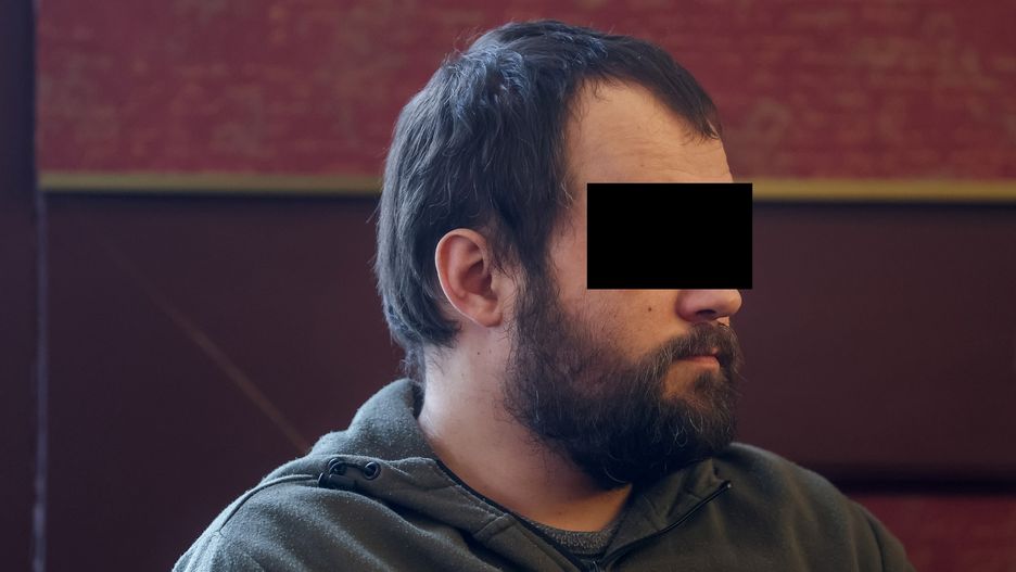 Konrad J.
Katowice, 13.03.2023. Oskar�ony Konrad J. na sali rozpraw S�du Apelacyjnego w Katowicach, 13 bm. S�d utrzyma� w poniedzia�ek, dokonuj�c niewielkiej korekty w opisie czynu, wyrok do�ywocia dla 34-letniego m�czyzny, kt�ry odpowiada� za zabicie prostytutki, obywatelki Bu�garii. (jm) PAP/Zbigniew Meissner 
***Zdj�cie do depeszy PAP pt. Konrad J. prawomocnie skazany na do�ywocie za zab�jstwo prostytutki***
*** UWAGA!!! ZAKAZ PUBLIKACJI WIZERUNKU I DANYCH OSOBOWYCH OSKAR�ONEGO! ***
Zbigniew Meissner
apelacja, apelacyjny, apelacyjnym, konrad j., konrada j., morderstwo, proces, procesie, rozprawa, s�d, wyrok, zab�jstwo, do�ywocie, korekta, opis czynu, prostytutka