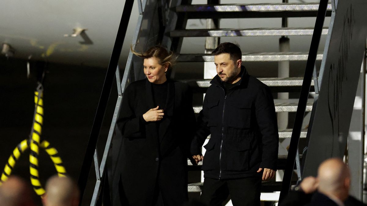 DUBLIN, IRELAND - DECEMBER 1:  Ukrainian President Volodymyr Zelenskyy and first lady Olena Zelenska arrive for an official Irish state visit at Dublin Airport on December 1, 2025 in Dublin, Ireland. Zelensky was expected to address both Irish houses of parliament - the Dáil and the Seanad on his one-day trip to the country.  (Photo by Clodagh Kilcoyne-Pool/Getty Images)