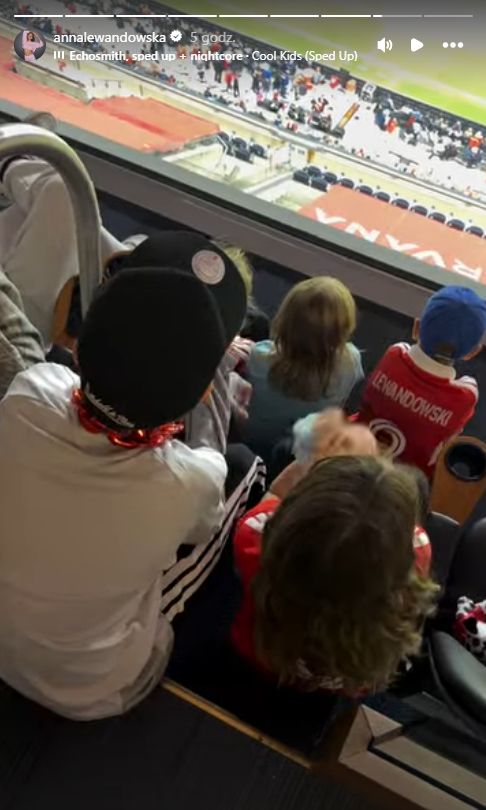Anna Lewandowska z córkami na meczu