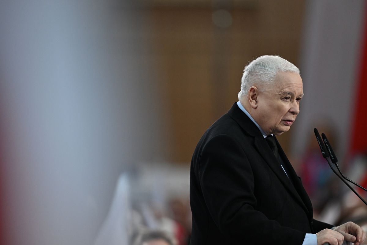 Prezes PiS Jarosław Kaczyński przemawia podczas otwartego spotkania z mieszkańcami Leżajska