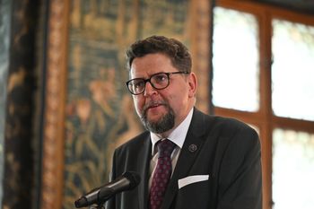 "Wkładanie rządowi kija w szprychy". Szeptycki o decyzji prezydenta