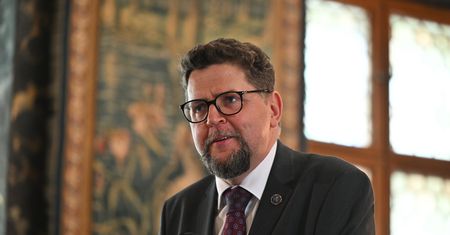 "Wkładanie rządowi kija w szprychy". Szeptycki o decyzji prezydenta