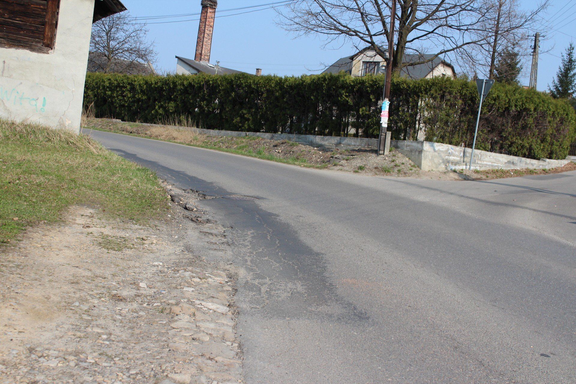 W centrum Balina panuje duży ruch, brakuje chodników, a jezdnia jest w złym stanie 