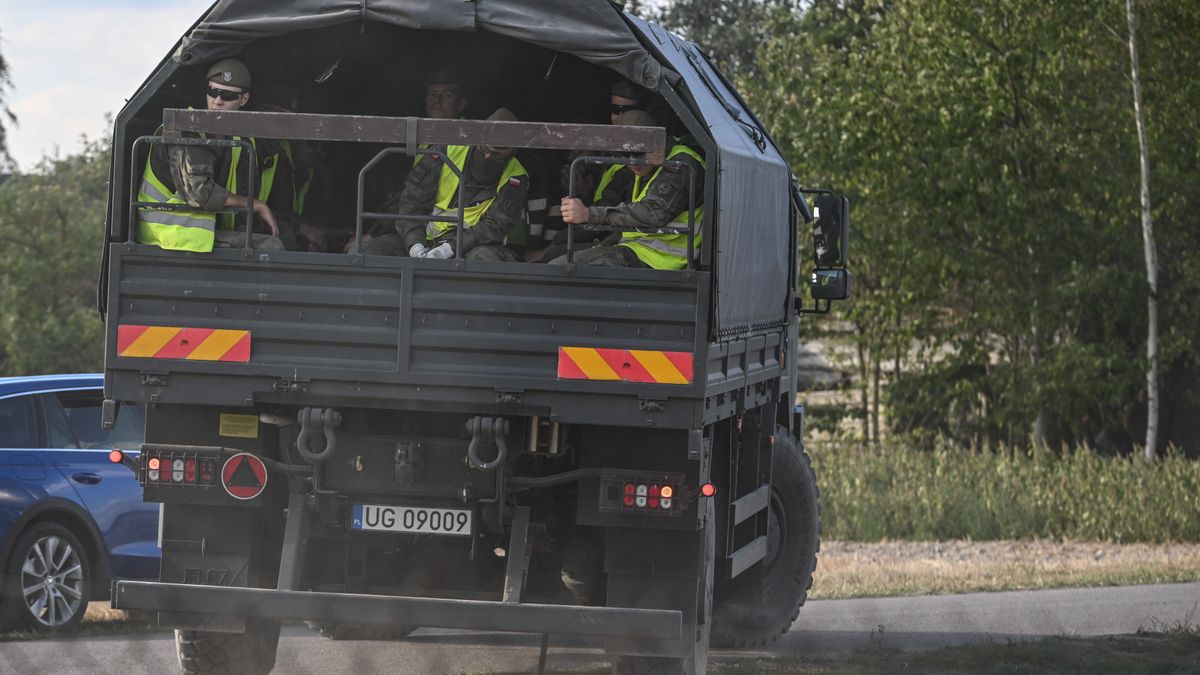 miejsce upadku rosyjskiego drona
Wojtek Jargi�o
dron, dron�w, drony, granica, granicy, incydent, miejsce upadku, naruszenie, pole, przestrzen powietrzna, przestrzeni powietrznej, rosyjski, rosyjskie, szcz�tki, upadek, wtargni�cie, �o�nierze WOT