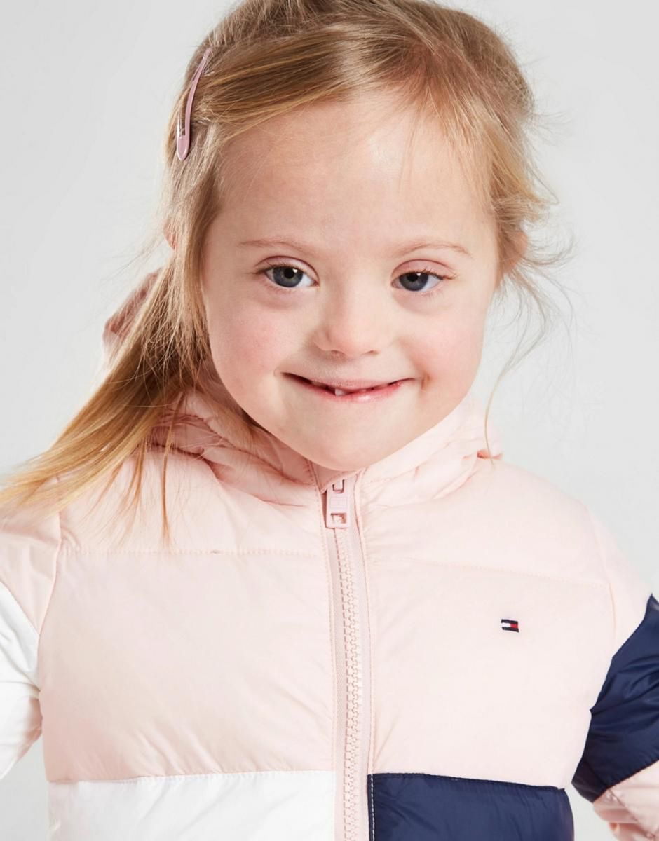 Pięciolatka pozuje dla największych marek