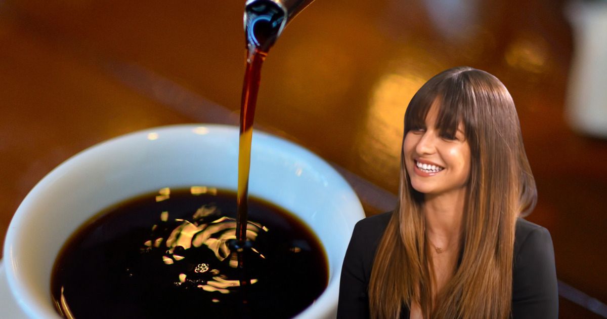 Ania Lewandowska robi rozgrzewającą kawę jak najlepszy barrista. Podstawą są aromatyczne dodatki