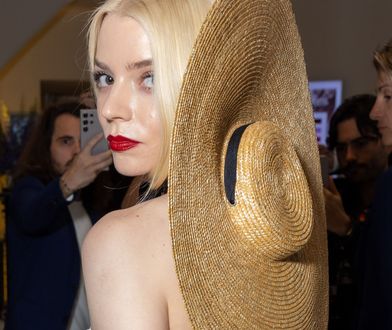 Anya Taylor-Joy w Cannes. W prześwitującej sukience przedzierała się przez tłum gapiów