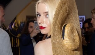 Anya Taylor-Joy w Cannes. W prześwitującej sukience przedzierała się przez tłum gapiów