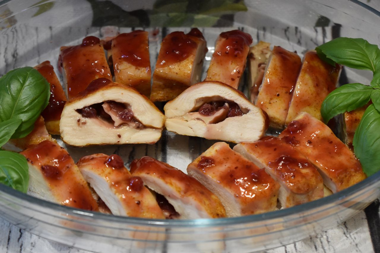 Pierś z kurczaka faszerowana żurawiną. Aż ślinka cieknie