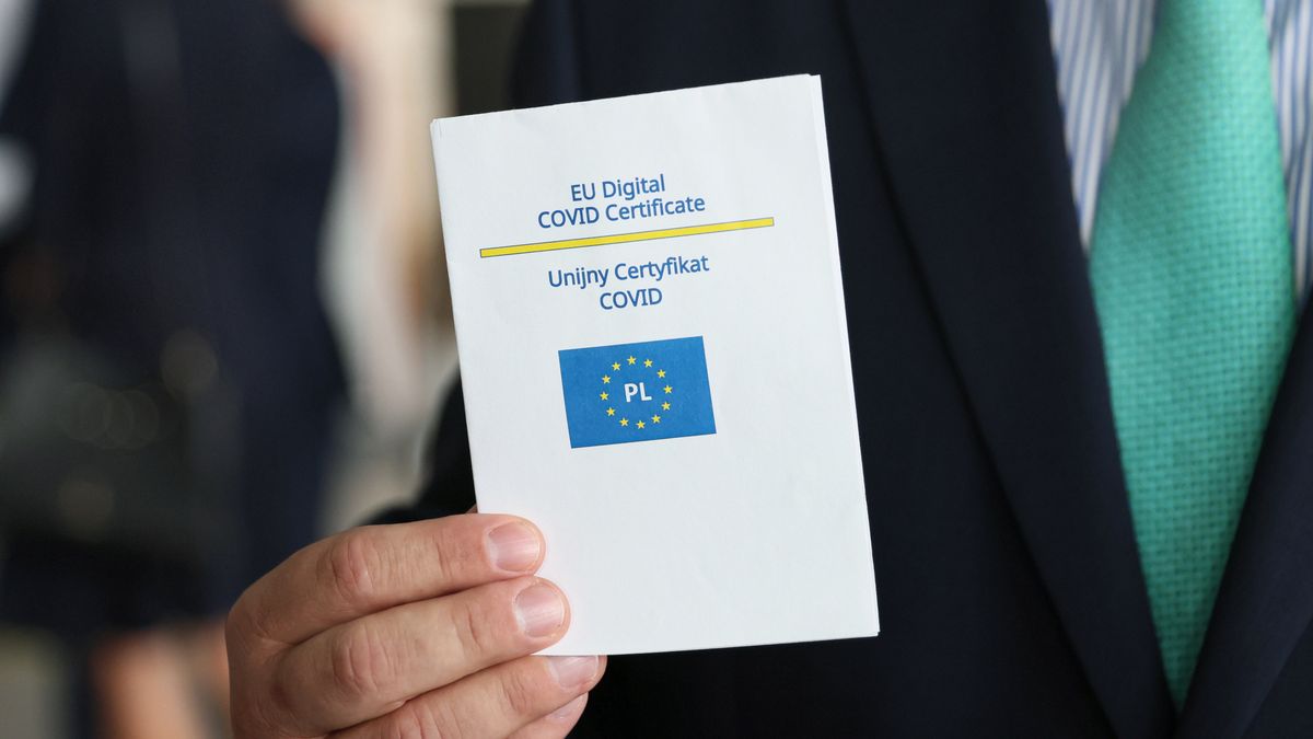 Warrszawa, 15.06.2021. Unijny Certyfikat Covid-19, tzw. "paszport covidowy", prezentowany podczas konferencji prasowej na lotnisku im. Fryderyka Chopina w Warszawie, 15 bm. Spotkanie zainaugurowało kampanię informacyjną pod hasłem �Oderwij się! Lataj zdrowo na wakacje�. (amb) PAP/Leszek Szymański