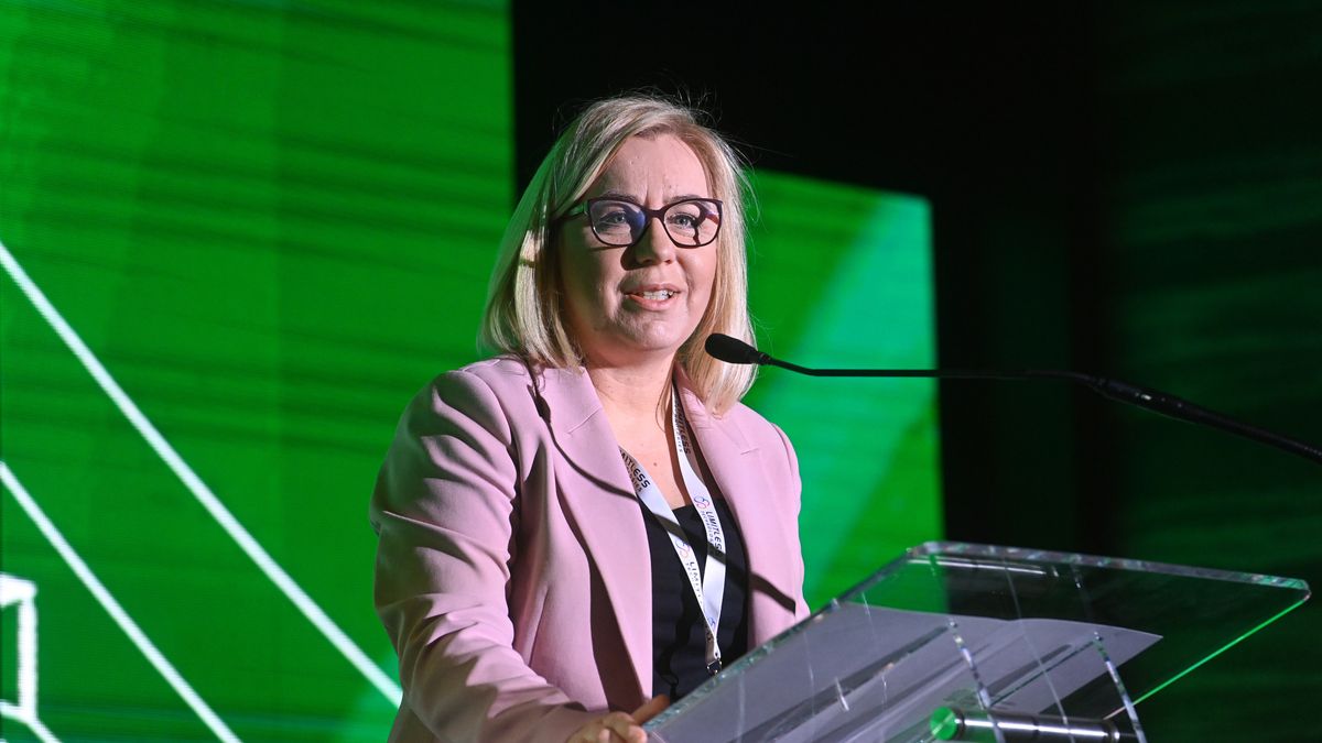 Warszawa, 18.04.2024. Minister klimatu i środowiska Paulina Hennig-Kloska podczas 39. Konferencji Energetycznej EuroPOWER & OZE POWER w Hotelu Westin w Warszawie, 18 bm. EuroPOWER to platforma dialogu, będąca centrum konsultacji społecznych przedstawicieli nowego rządu z kluczowymi reprezentantami branży, organizowana przez MMC POLSKA. (sko) PAP/Piotr Nowak