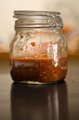 Sos pomidorowy chili w butelce z dodatkiem soli
