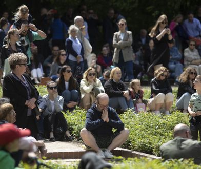 Zakaz siedzenia na trawie. Łazienki Królewskie podpadły warszawiakom