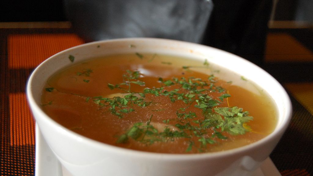 Rosół warzywno-drobiowy o niskiej zawartości sodu przygotowany z dodatkiem wody