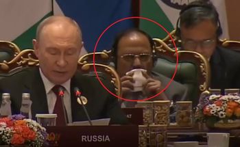 Putin przemawiał. Mężczyzna za plecami skradł show
