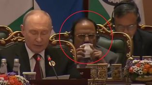 Putin przemawiał. Mężczyzna za plecami skradł show