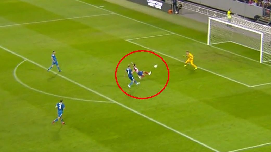 Materiały prasowe / Dugout / Na zdjęciu: Joao Felix pokonuje Wojciecha Szczęsnego