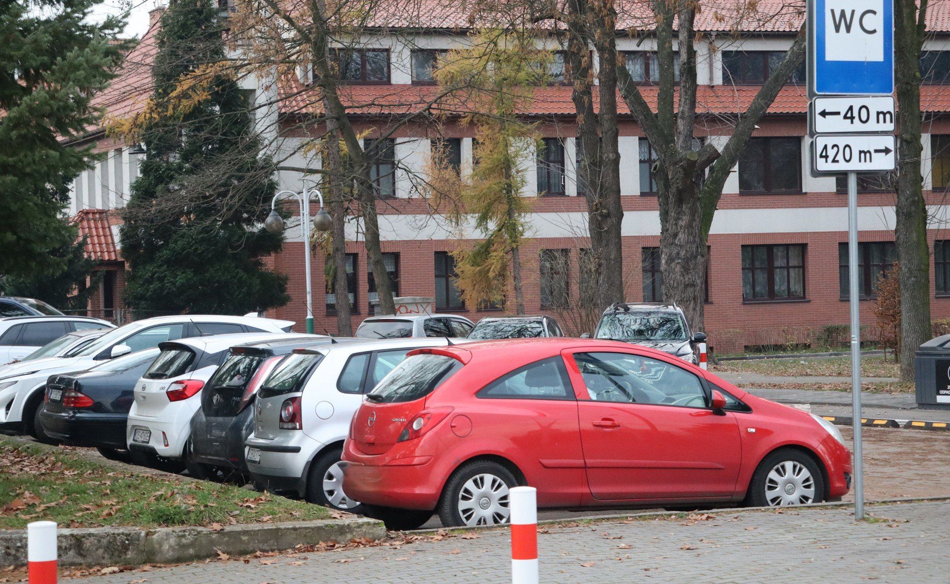 Turyści zajmują parkingi os. Pileckiego