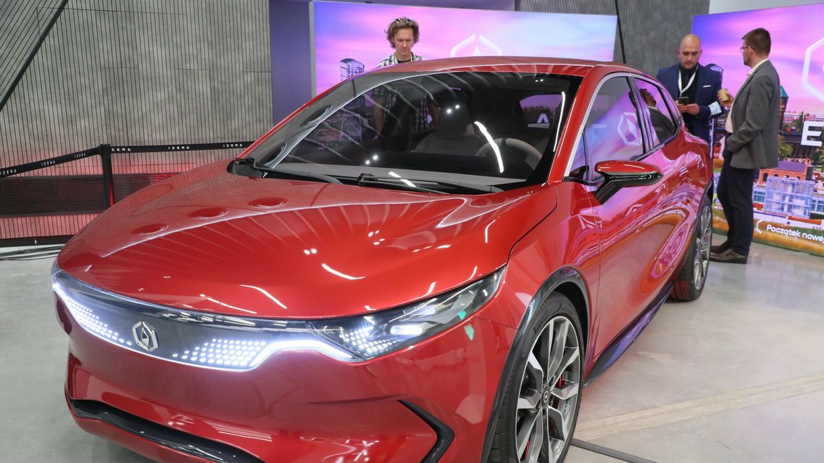 Uruchomienie produkcji samochodu elektrycznego Izera przypomina historię słynnej zardzewiałej stępki pod budowę promu w Szczecinie - pisze "Rz" 