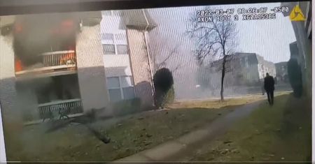 Zrzucił dziecko z balkonu na drugim piętrze. Nagranie z akcji ratunkowej w USA