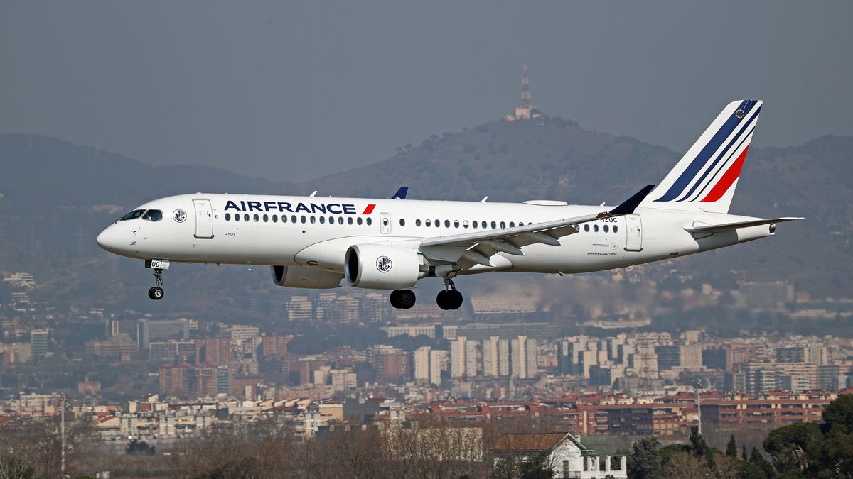 Zakaz lotów na krótkich trasach objął trzy trasy z lotniska Paryż-Orly